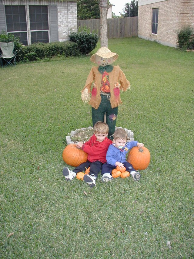 2002-10-31-Halloween-15-Chance-Dax-scarecrow.JPG