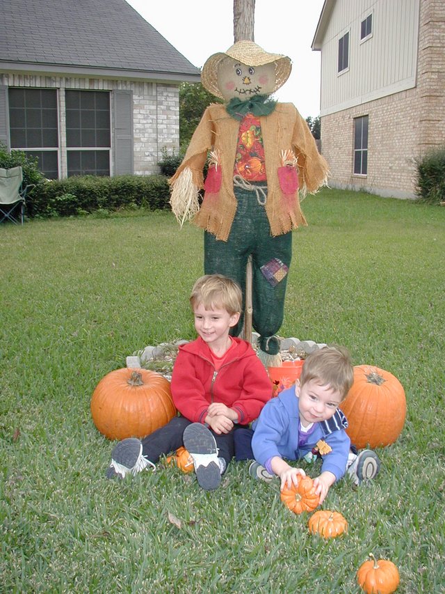 2002-10-31-Halloween-25-Chance-Dax-scarecrow.JPG