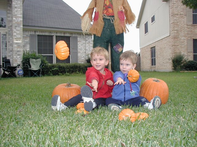 2002-10-31-Halloween-27-Chance-Dax-scarecrow.JPG