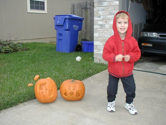 2002/10(October)/Halloween/640x480_2002-10-31-Halloween-30-Chance-pumpkins.JPG