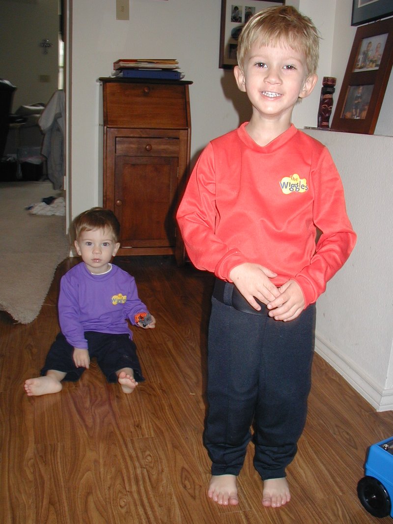 2002/10(October)/Halloween/800x600_2002-10-31-Halloween-02-Dax-Chance.JPG