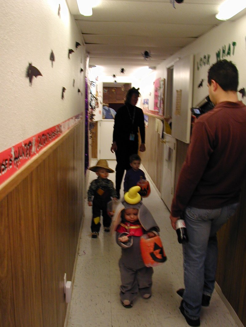 2002/10(October)/Halloween/800x600_2002-10-31-Halloween-04.JPG