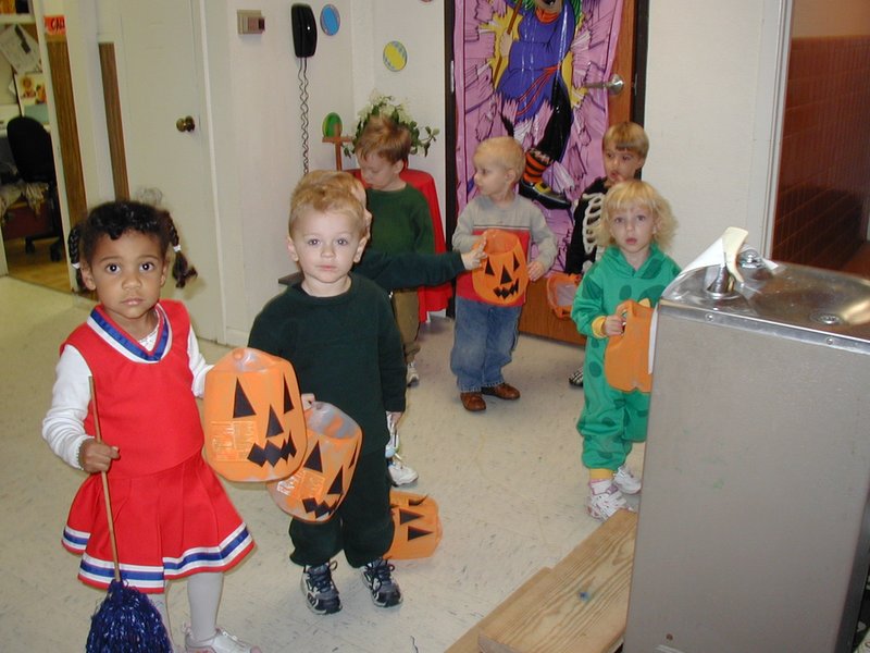 2002/10(October)/Halloween/800x600_2002-10-31-Halloween-09-Vale.JPG