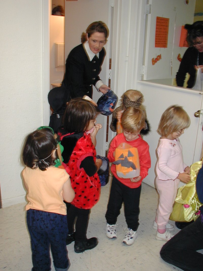 2002/10(October)/Halloween/800x600_2002-10-31-Halloween-12-Chance.JPG