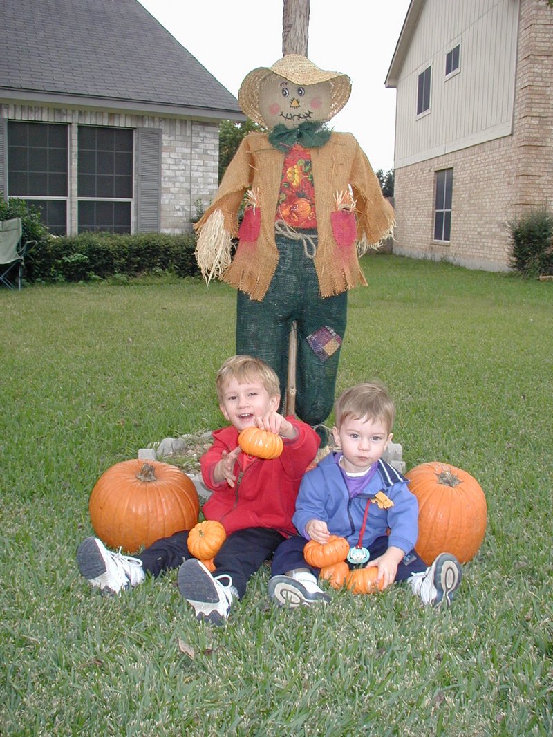 2002/10(October)/Halloween/800x600_2002-10-31-Halloween-20-Chance-Dax-scarecrow.JPG