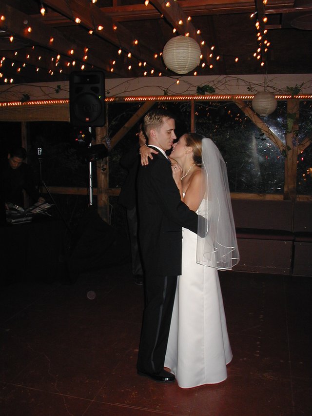 2002/10(October)/Josh-Heather-Wedding/640x480_2002-10-13-110-Josh-Heather-Wedding-1st-dance.JPG