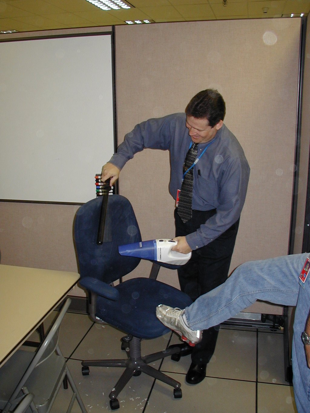 2002/10(October)/Misc/1024x768_2002-10-21-AAC-Steve-turns-40-11.JPG