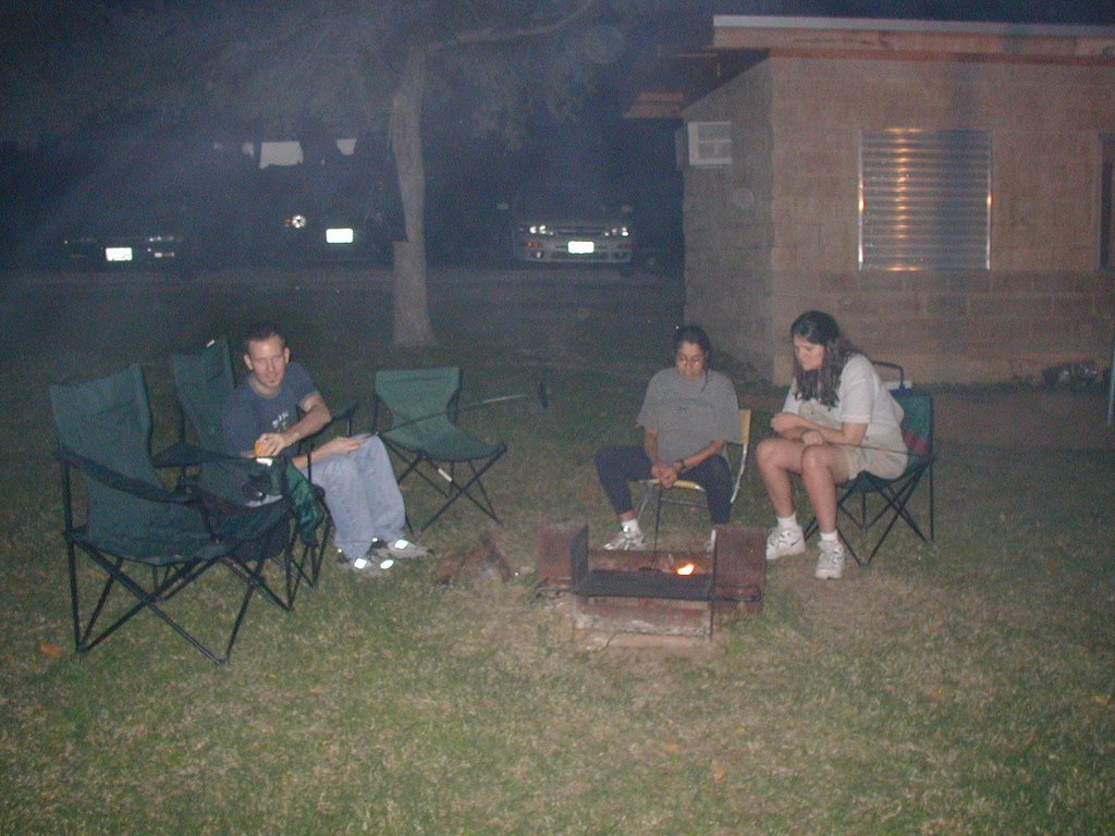2002/11(November)/Camping/1024x768_2002-11-09-Inks-Lake-Camping-13-Kevin-Kavita-Kiffin-campfire.JPG