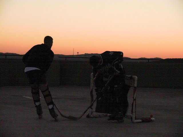 2002-11-19-Hockey-18-Travis-scores-on-Mike.JPG