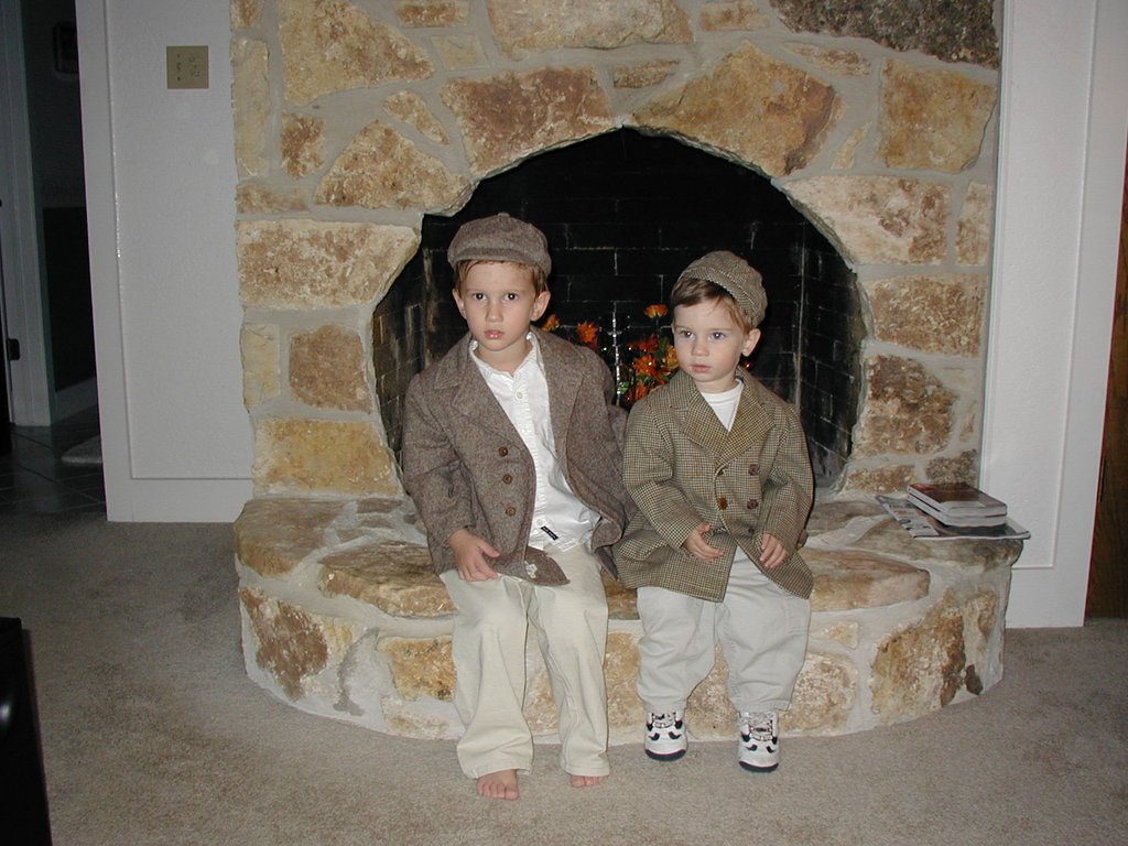 2002/11(November)/Thanksgiving/1024x768_2002-11-17-Chance-Dax-3-old-coat.JPG