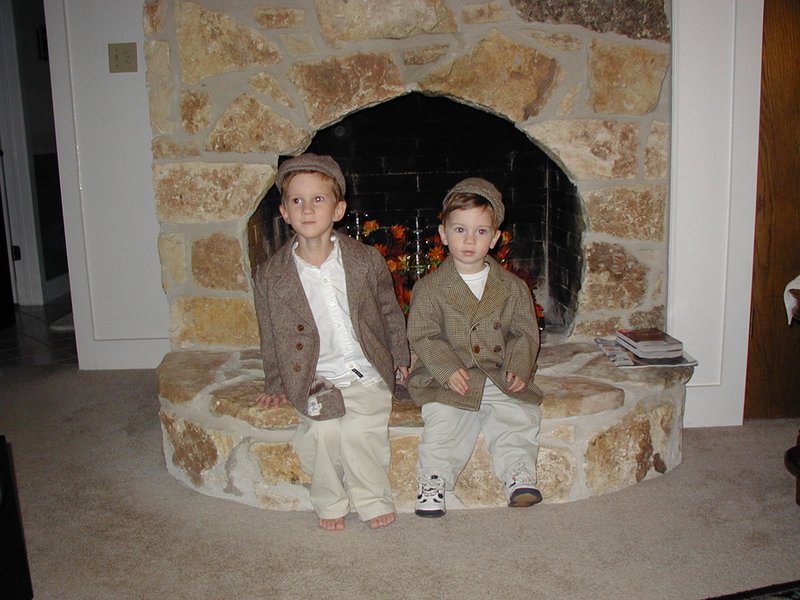2002/11(November)/Thanksgiving/800x600_2002-11-17-Chance-Dax-4-old-coat.JPG