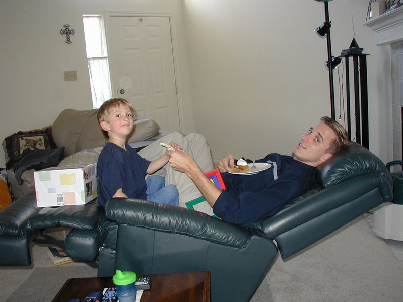 2002/11(November)/Thanksgiving/800x600_2002-11-28-Thanksgiving-05-Chance-Josh.JPG