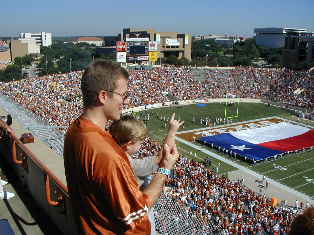 2002-11-09-UT-Baylor-football-12-Chance-Travis-flag.JPG