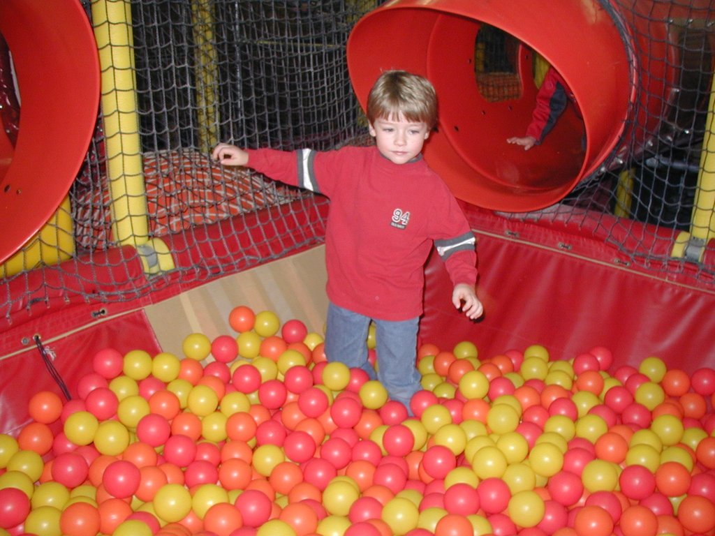 2002/12(December)/Aaron-Bday/1024x768_2002-12-07-Aaron-bday-07.JPG