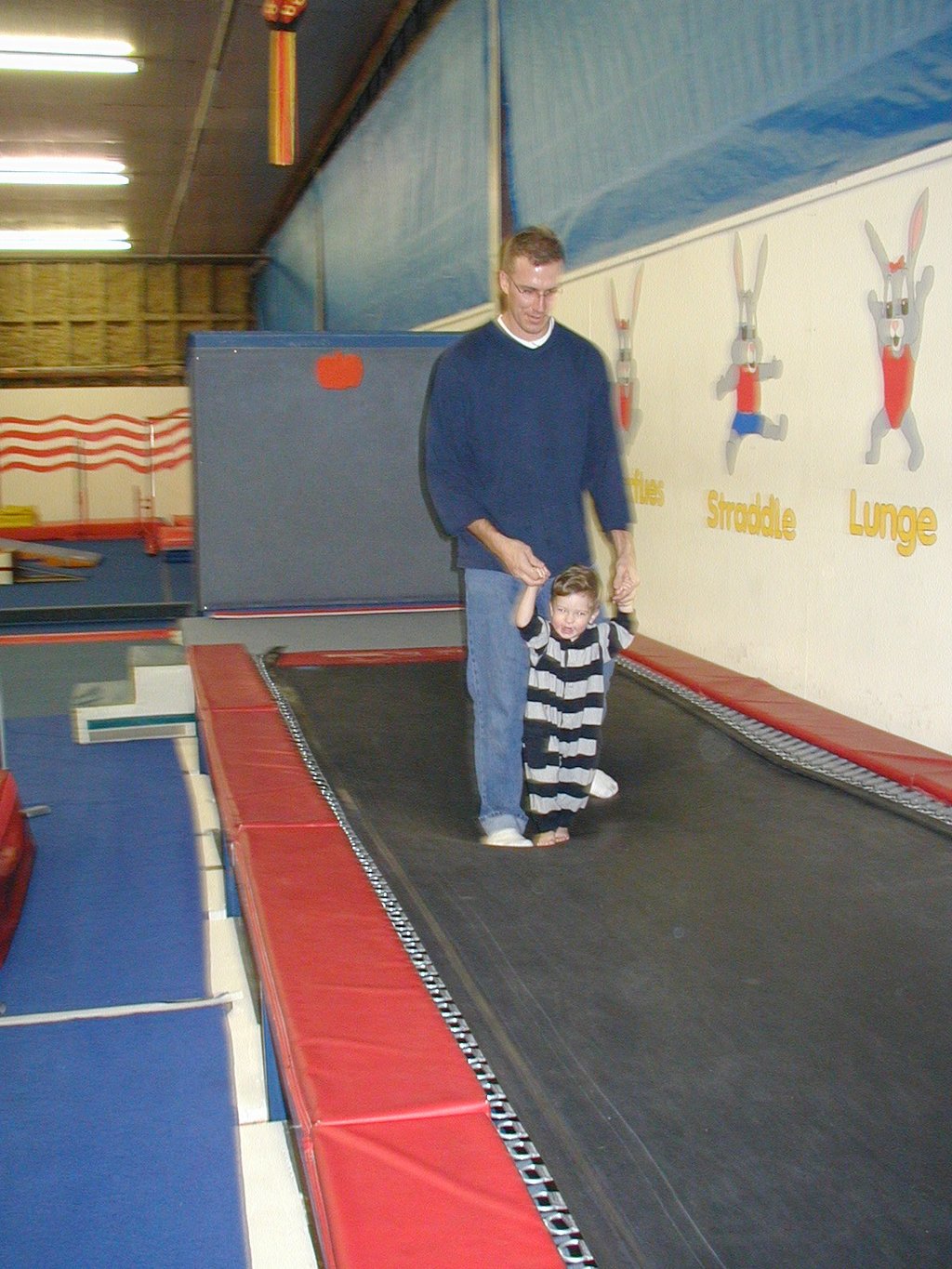 2002/12(December)/Aaron-Bday/1024x768_2002-12-07-Aaron-bday-08-Travis-Dax.JPG