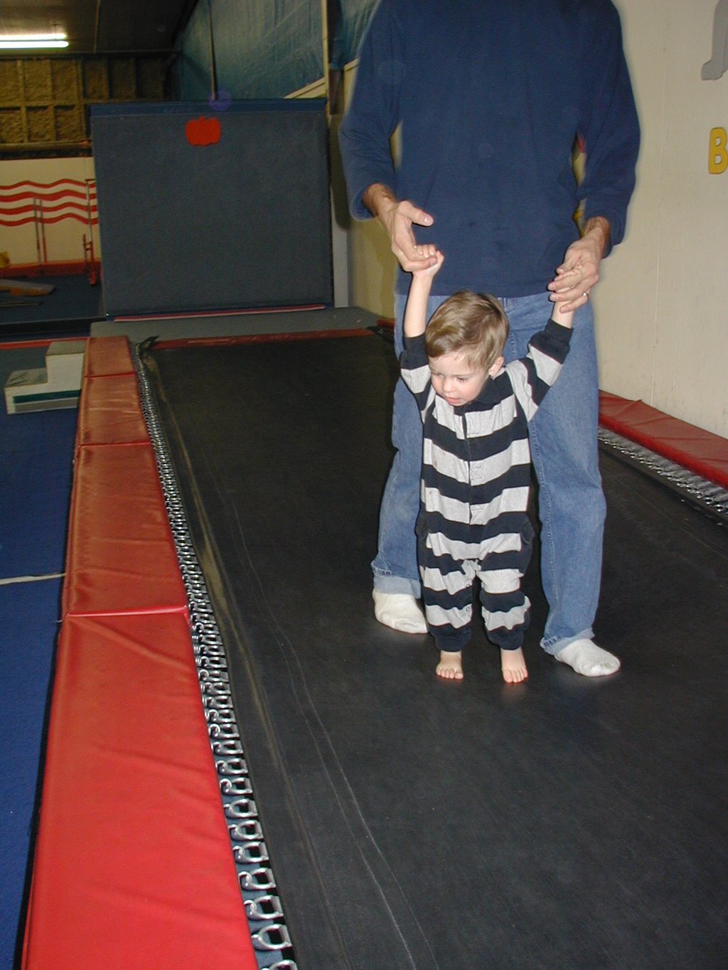 2002/12(December)/Aaron-Bday/1024x768_2002-12-07-Aaron-bday-09-Dax.JPG
