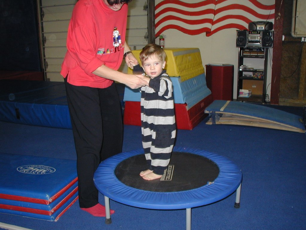 2002/12(December)/Aaron-Bday/1024x768_2002-12-07-Aaron-bday-20-Dax-trampoline.JPG