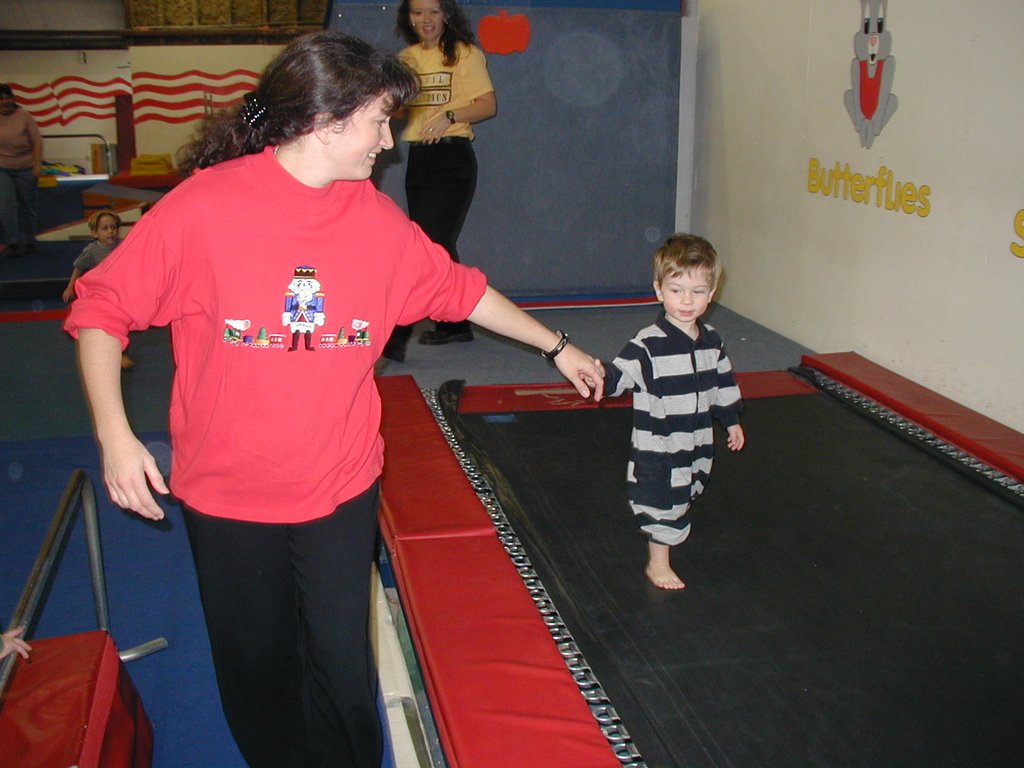 2002/12(December)/Aaron-Bday/1024x768_2002-12-07-Aaron-bday-21-Suzi-Dax-trampoline.JPG