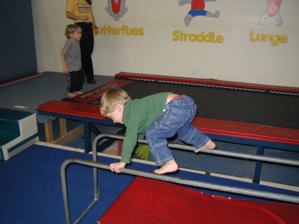 2002/12(December)/Aaron-Bday/1024x768_2002-12-07-Aaron-bday-22-Chance-monkey-bars.JPG