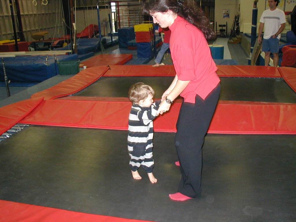 2002/12(December)/Aaron-Bday/1024x768_2002-12-07-Aaron-bday-34-Dax-Suzi-trampoline.JPG