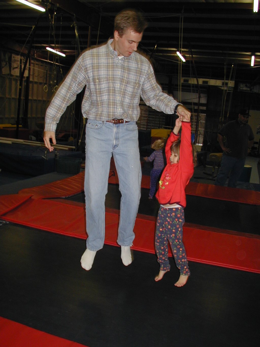 2002/12(December)/Aaron-Bday/1024x768_2002-12-07-Aaron-bday-35-Ben-Kalyani-trampoline.JPG