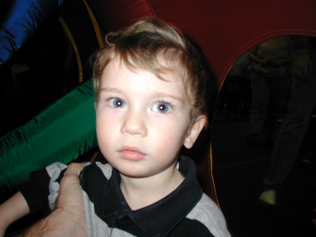 2002/12(December)/Aaron-Bday/1024x768_2002-12-07-Aaron-bday-40-Dax-caterpiller.JPG