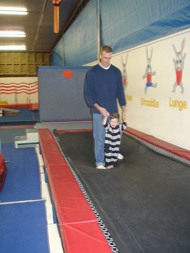 2002/12(December)/Aaron-Bday/640x480_2002-12-07-Aaron-bday-08-Travis-Dax.JPG