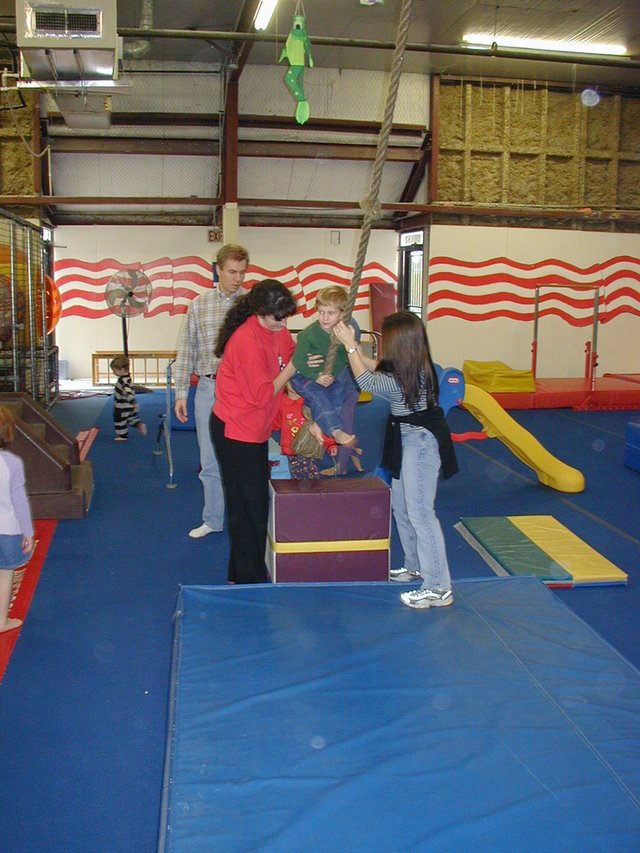 2002/12(December)/Aaron-Bday/640x480_2002-12-07-Aaron-bday-14-Chance-rope.JPG
