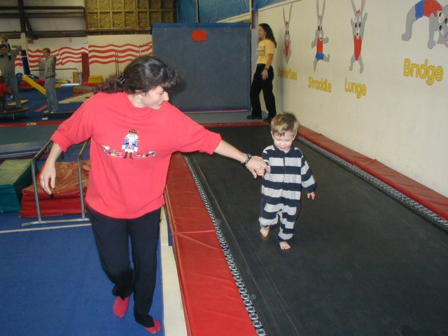 2002/12(December)/Aaron-Bday/640x480_2002-12-07-Aaron-bday-25-Suzi-Dax-trampoline.JPG