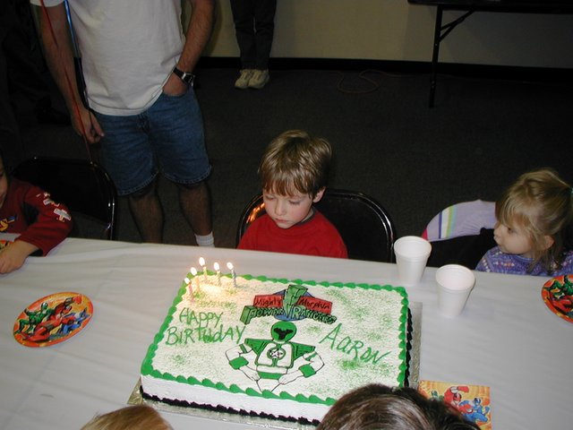 2002/12(December)/Aaron-Bday/640x480_2002-12-07-Aaron-bday-46-cake.JPG
