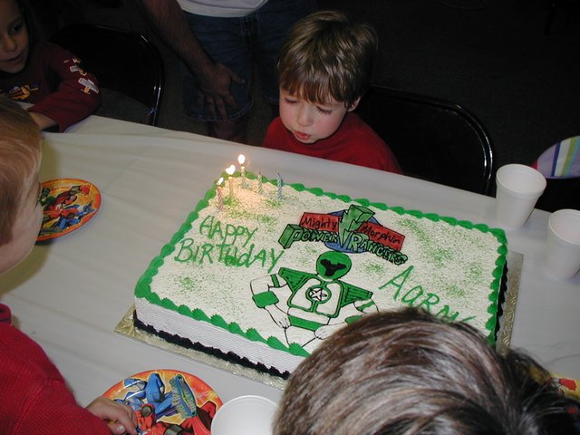 2002/12(December)/Aaron-Bday/640x480_2002-12-07-Aaron-bday-47-cake.JPG