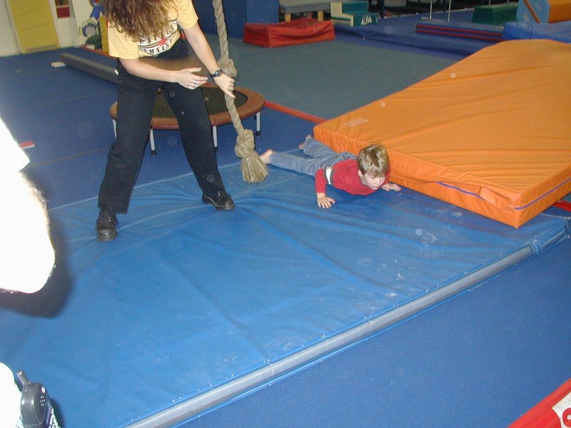 2002/12(December)/Aaron-Bday/800x600_2002-12-07-Aaron-bday-05-faceplant.JPG