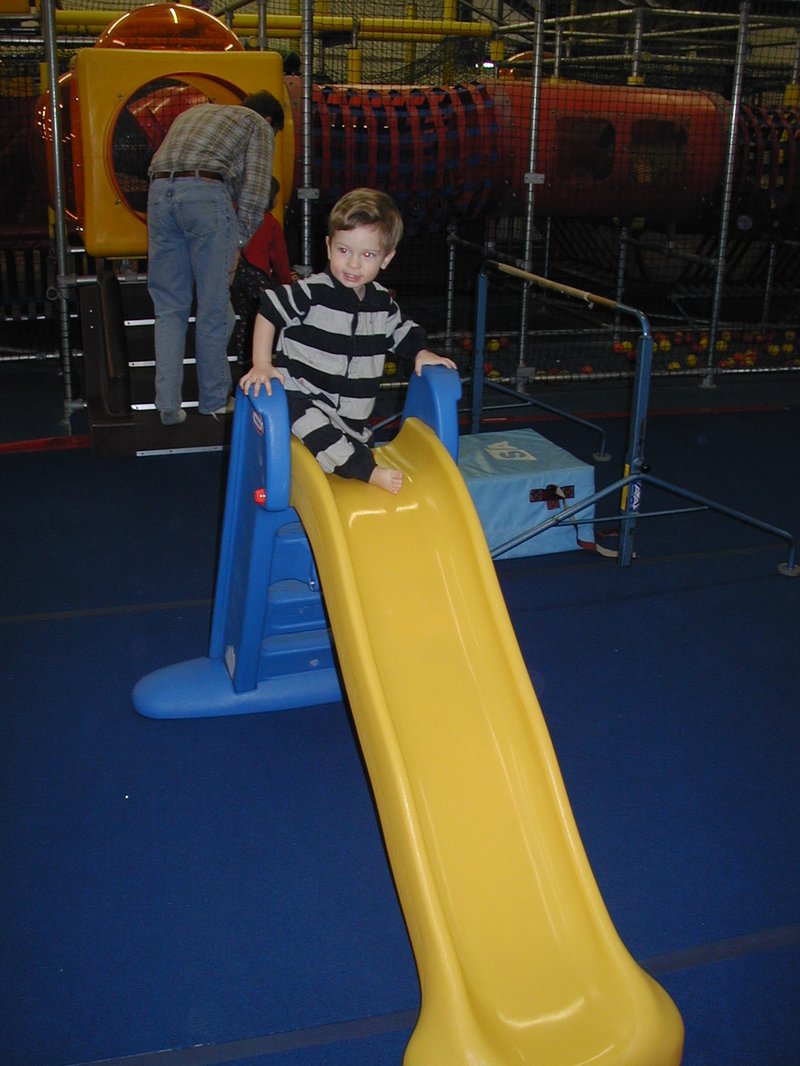 2002/12(December)/Aaron-Bday/800x600_2002-12-07-Aaron-bday-12-Dax.JPG