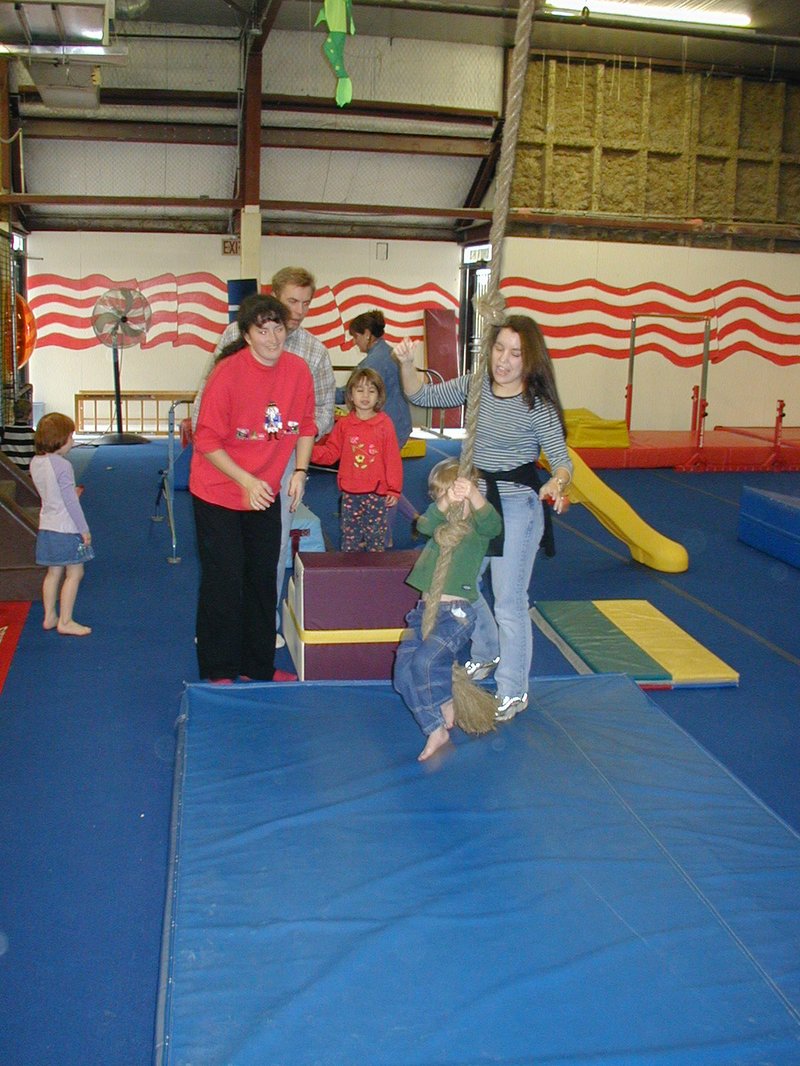 2002/12(December)/Aaron-Bday/800x600_2002-12-07-Aaron-bday-15-Chance-rope.JPG