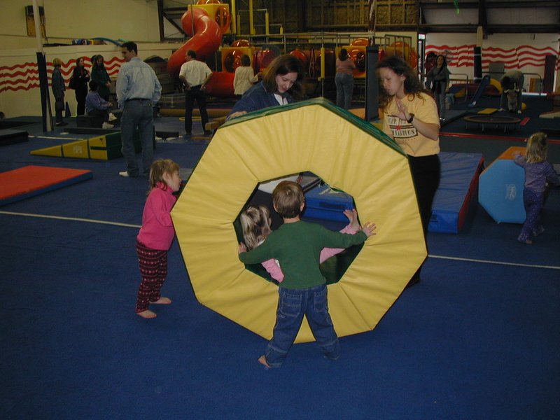 2002/12(December)/Aaron-Bday/800x600_2002-12-07-Aaron-bday-16-Chance-Mckenzie-donut.JPG