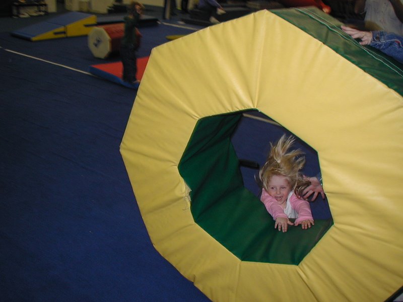 2002/12(December)/Aaron-Bday/800x600_2002-12-07-Aaron-bday-19-McKenzie-falling-from-donut.JPG