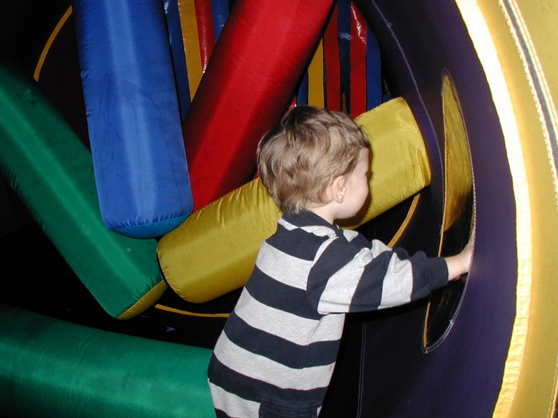 2002/12(December)/Aaron-Bday/800x600_2002-12-07-Aaron-bday-39-Dax-in-caterpillar.JPG