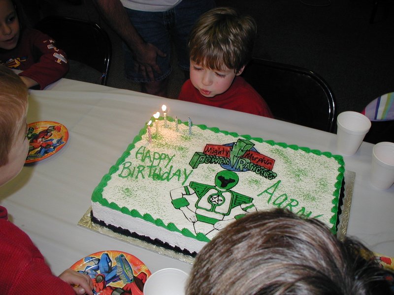 2002/12(December)/Aaron-Bday/800x600_2002-12-07-Aaron-bday-47-cake.JPG