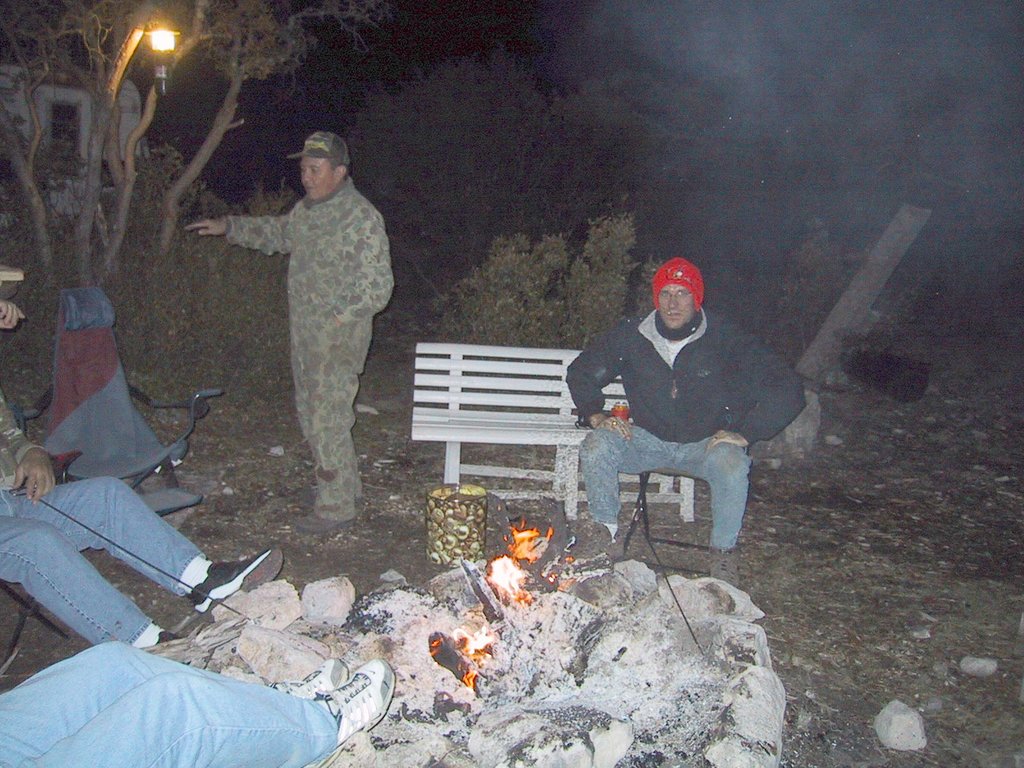 2002/12(December)/Hunting-Camping/1024x768_2002-12-12-Texas-Hunting-07-Lee-Travis.jpg