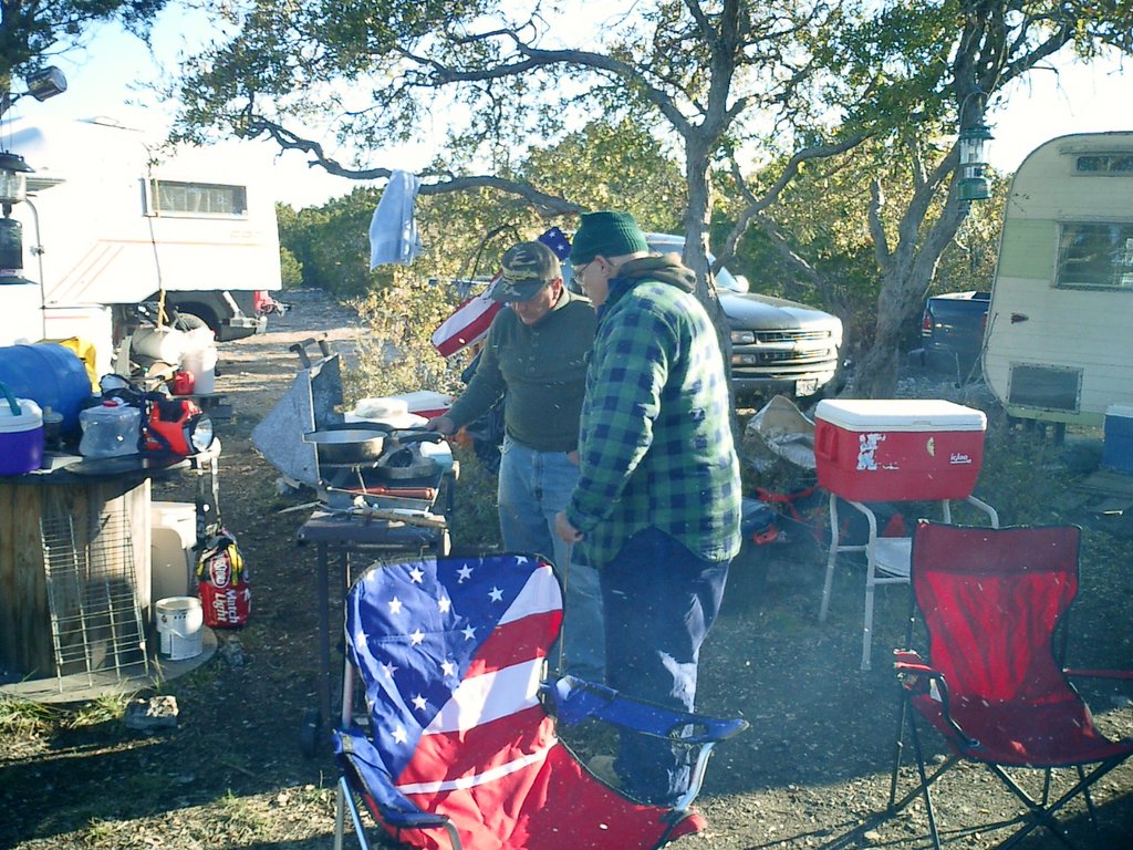 2002/12(December)/Hunting-Camping/1024x768_2002-12-12-Texas-Hunting-10-Lee-Val.JPG