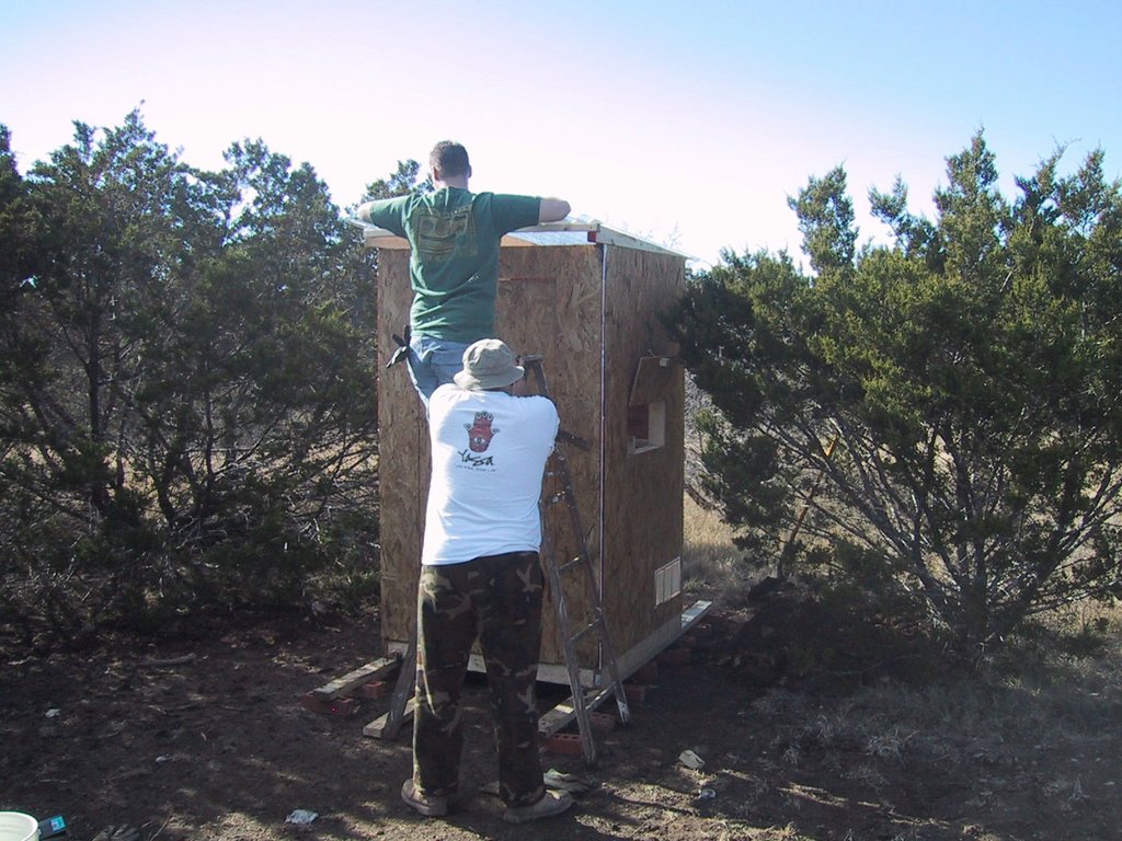 2002/12(December)/Hunting-Camping/1024x768_2002-12-12-Texas-Hunting-16-Val-James-outhouse.jpg