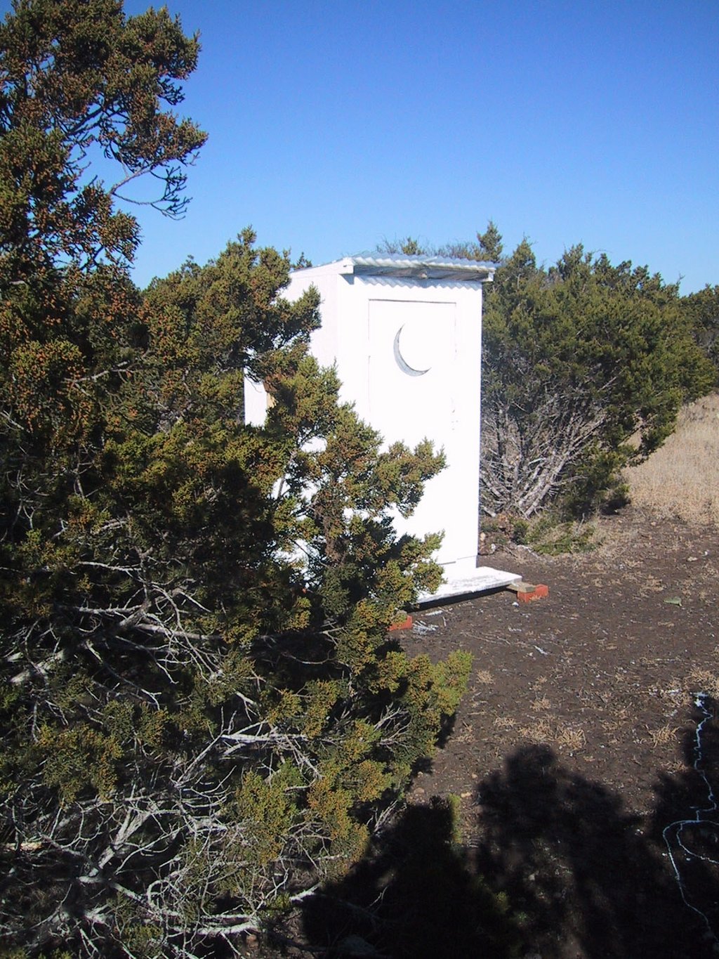 2002/12(December)/Hunting-Camping/1024x768_2002-12-12-Texas-Hunting-28-outhouse.jpg