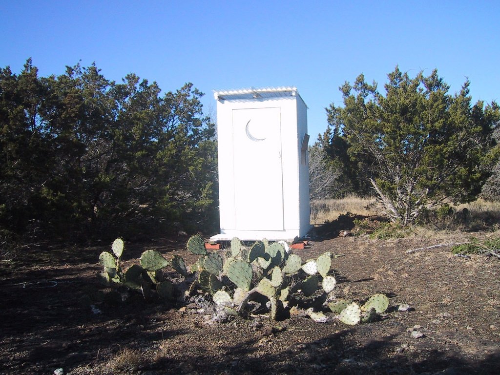 2002/12(December)/Hunting-Camping/1024x768_2002-12-12-Texas-Hunting-29-outhouse.jpg