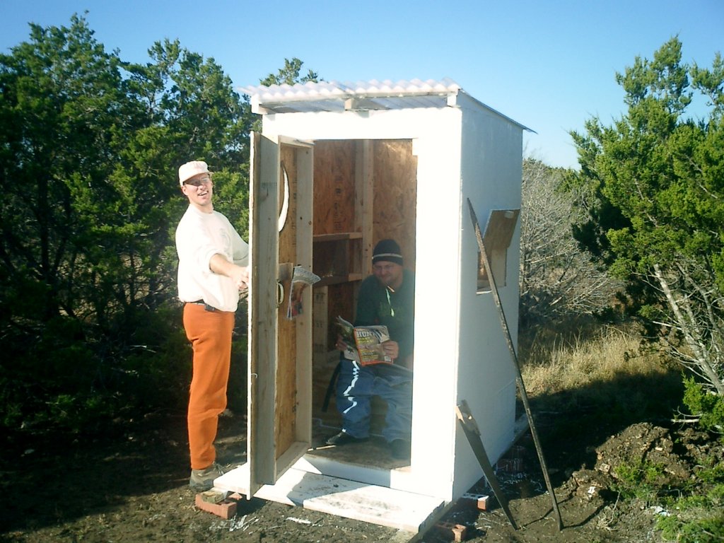 2002/12(December)/Hunting-Camping/1024x768_2002-12-12-Texas-Hunting-34-Travis-James-outhouse.JPG