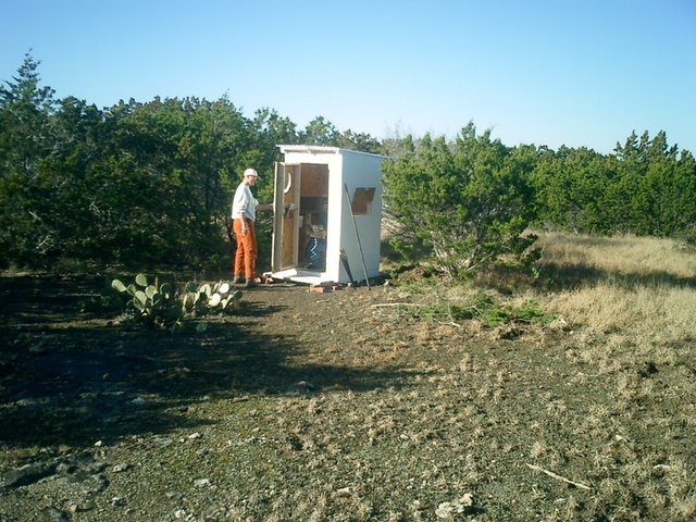 2002/12(December)/Hunting-Camping/640x480_2002-12-12-Texas-Hunting-35-Travis-James-outhouse.JPG