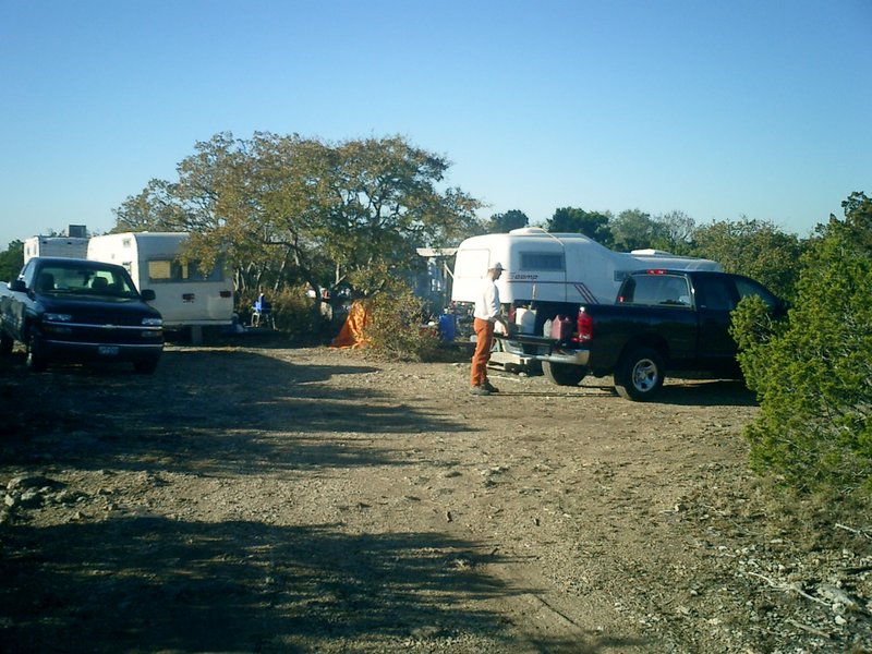 2002/12(December)/Hunting-Camping/800x600_2002-12-12-Texas-Hunting-31-Travis-campers.JPG