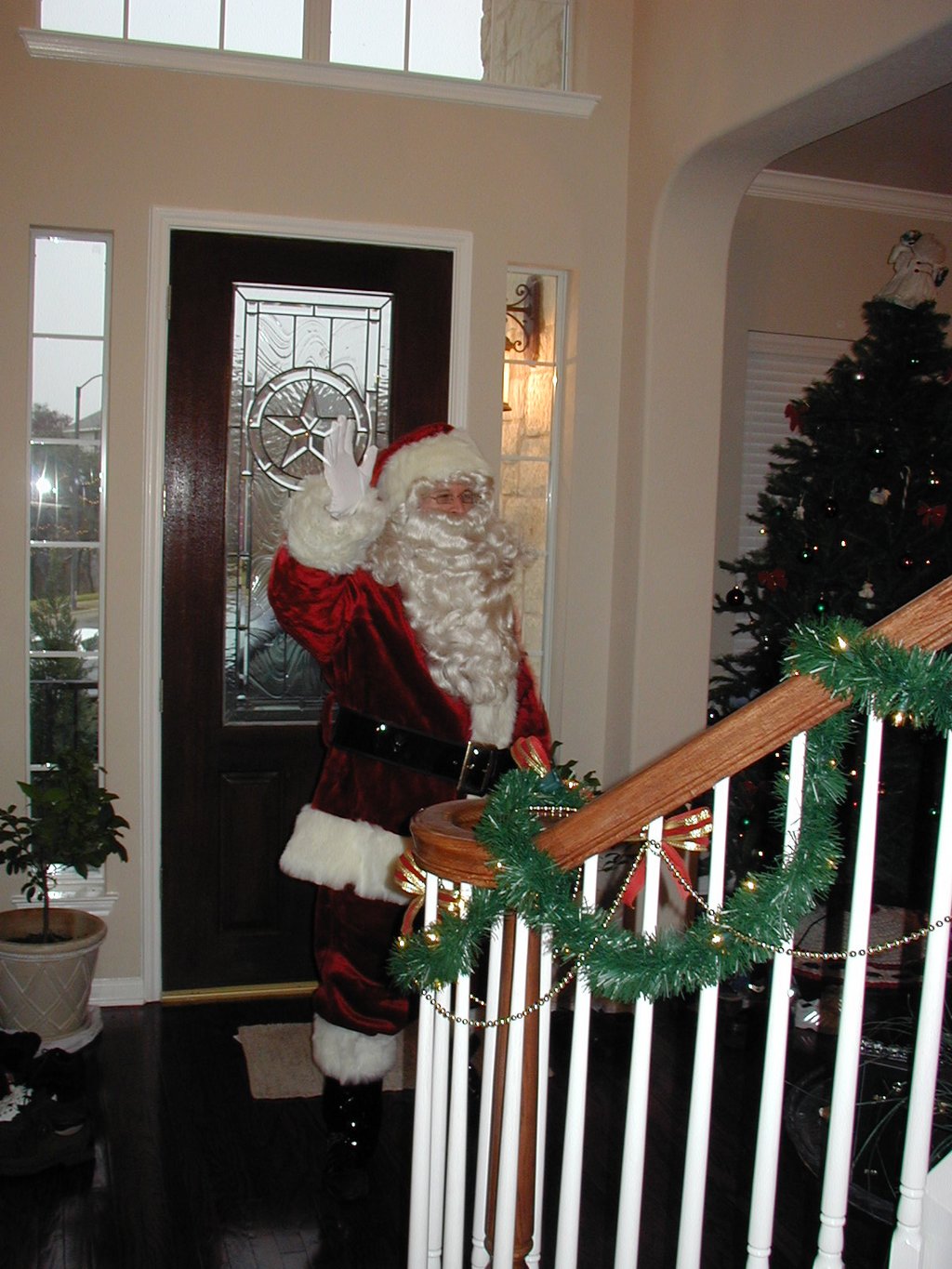 2002/12(December)/Maddox-Xmas-Party/1024x768_2002-12-08-Maddox-Party-07-Santa.JPG