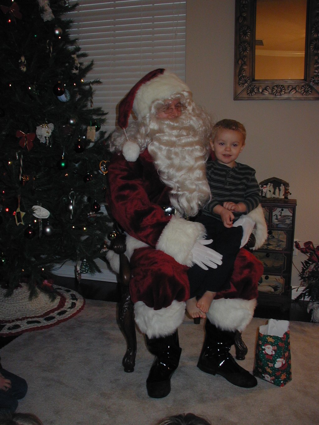 2002/12(December)/Maddox-Xmas-Party/1024x768_2002-12-08-Maddox-Party-13-Santa-Zen.JPG