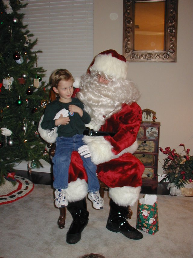 2002/12(December)/Maddox-Xmas-Party/640x480_2002-12-08-Maddox-Party-12-Santa-Chance.JPG