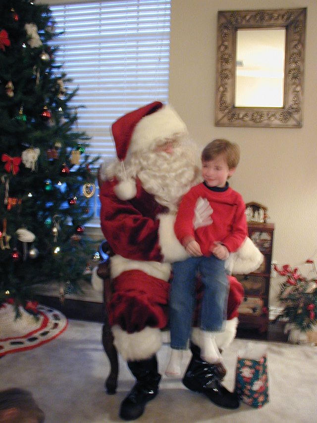 2002/12(December)/Maddox-Xmas-Party/640x480_2002-12-08-Maddox-Party-15-Santa.JPG
